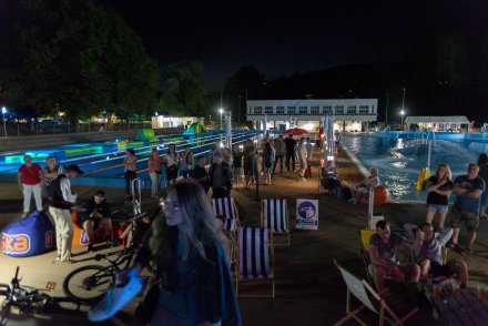 Nocne pływanie z DJ-em